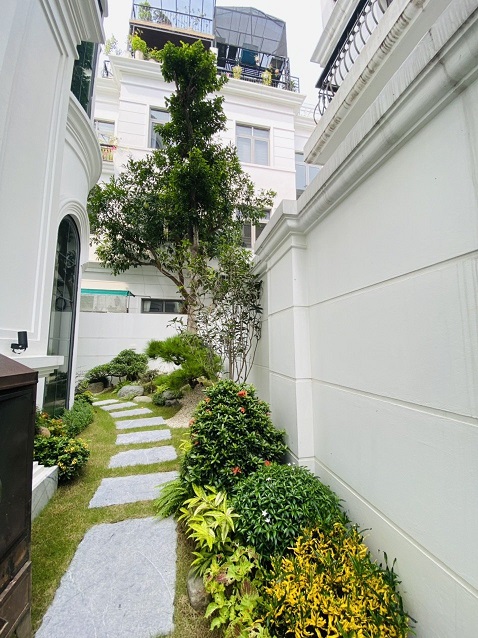 Sân vườn biệt thự Vinhomes Riverside